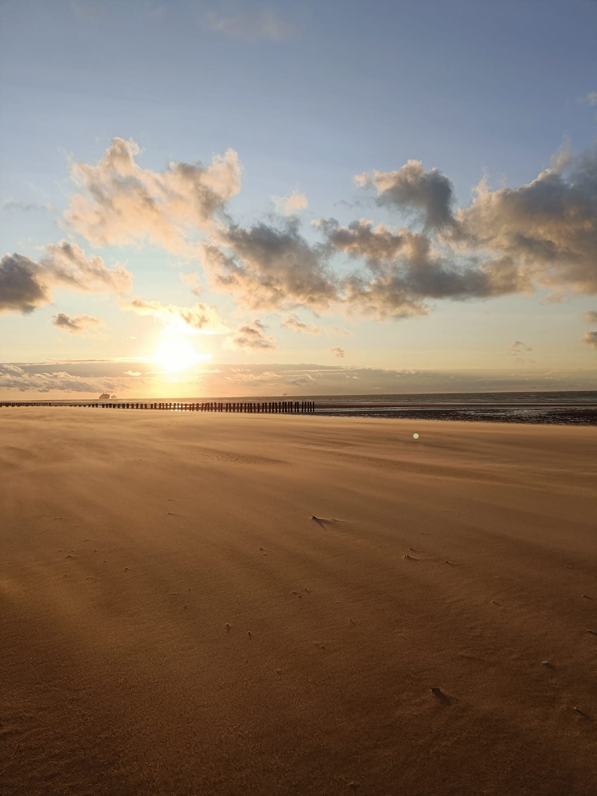 Strand en zee als uitnodiging om rustig samen op weg te gaan